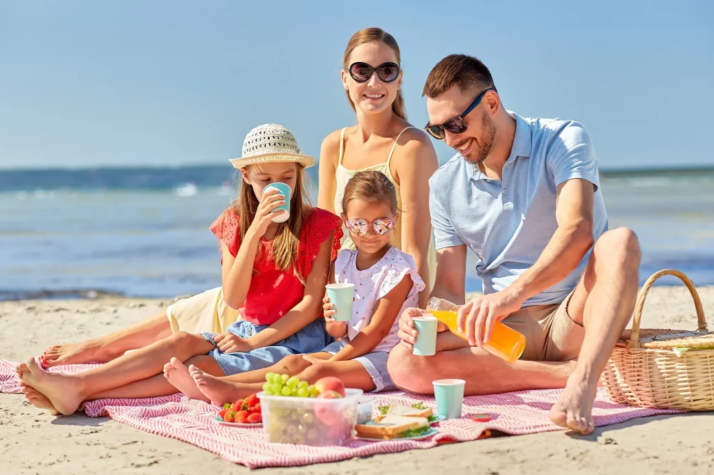 Experiencias en Salou familia con picnic en la playa